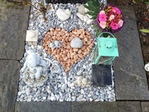 Grabgestaltung mit Steinen und Herzform